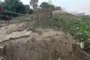 पूर्वी चंपारण के सुगौली में बांध दरका तो कटिहार के गांव में घुसा गंगा का पानी