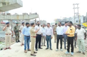 जिलाधिकारी और पुलिस अधीक्षक ने किया छतौनी में मुख्य पथ का निरीक्षण