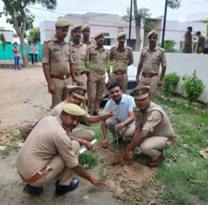 थाना चौक परिसर में थानाध्यक्ष मनीष पटेल ने किया पौधारोपण, पर्यावरण संरक्षण का दिया संदेश