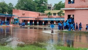 जलजमाव में डूबा शिक्षा का भविष्य, 15 वर्षों से तालाब बना विद्यालय परिसर