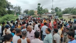 बिग ब्रेकिंग : सिरिसिया-बेलहवा मदनपुर पंचायत के मुख्य मार्ग पर ग्रामीणों का उग्र प्रदर्शन