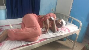 चलती ट्रेन से गिरकर युवती गंभीर रूप से घायल, सीएचसी एकमा में हो रहा उपचार