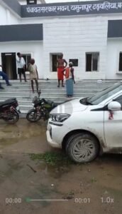 नवनिर्मित पंचायत सरकार भवन की दरकने लगी दीवार जनता में आक्रोश