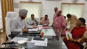 जनसुनवाई में जिला पदाधिकारी ने सुनीं 75 शिकायतें