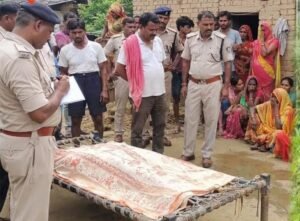 खाने में मिट्टी लगने के विवाद में देवर ने भाभी का सिर धड़ से किया अलग