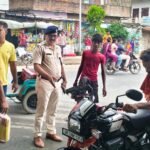 एकमा में पुलिस ने चलाया सघन वाहन जांच अभियान, 13 चालकों से ₹17,500 जुर्माना वसूला