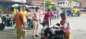 एकमा में पुलिस ने चलाया सघन वाहन जांच अभियान, 13 चालकों से ₹17,500 जुर्माना वसूला