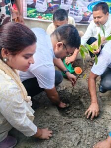 तिरहुत प्रमंडल के आयुक्त ने किया वृक्षारोपण का कार्य का शुभारंभ