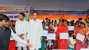आजादी के पर्व पर भूमिहीन परिवारों को मिला अधिकार, 970 परिवारों को सौंपा गया बंदोबस्ती प्रमाण-पत्र