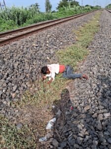 पश्चिम चंपारण के तौलहा रेलवे क्रॉसिंग के पास युवक का शव मिलने से सनसनी, हत्या या हादसा जांच का विषय