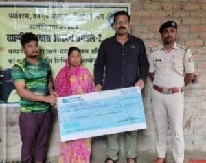 बाघ हमले में मृतक के परिजनों को मिला 10 लाख रुपये का मुआवजा