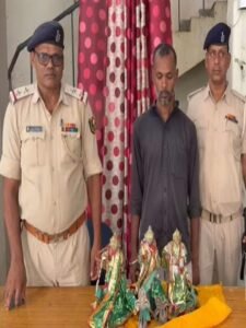 लखौरा चौक स्थित राम-जानकी मंदिर से चोरी हुई अष्टधातु की प्राचीन मूर्तियां , पुलिस ने जमीन खोदकर बरामद की