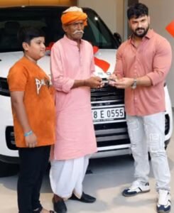 खेसारी लाल यादव ने पिता को 4 करोड़ की Range Rover SUV उपहार में दिया, भावुक वीडियो हुआ वायरल