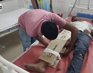 अस्पताल में इलाज के नाम पर टूटे पैर में बांध दिया कार्टन… VIDEO वायरल