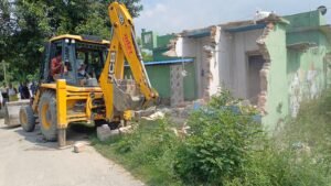 प्रशासन का अतिक्रमण हटाओ अभियान, दो किलोमीटर तक सड़क किनारे बने पक्के निर्माण जेसीबी से ध्वस्त