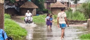 सड़क पर जलजमाव से बढ़ी ग्रामीणों की परेशानी, स्थायी समाधान की मांग