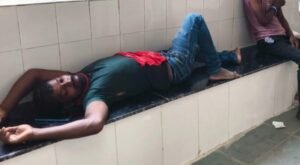 यूपी के चांद दियर पुलिस चौकी के समीप पेड़ से टकराई अनियंत्रित बाइक