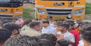 मोतिहारी में स्कूल बस की टक्कर से युवक गंभीर रूप से घायल
