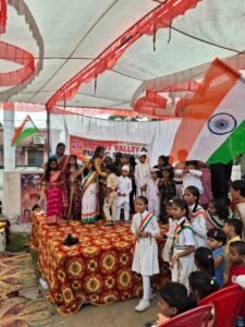 तिरंगा यात्रा के सम्मान में बगहा के माउन्ट वैली पब्लिक स्कूल ने निकाली भव्य झांकी