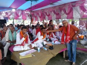 माले नेता सुनील कुमार राव ने जूस पिला तोड़वाया अनशन