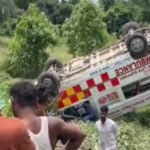 दरभंगा में ट्रैक्टर से बचने में एंबुलेंस पलटी, चालक समेत तीन गंभीर रूप से घायल, नवजात समेत 6 थे सवार