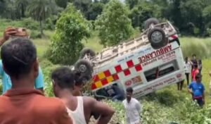दरभंगा में ट्रैक्टर से बचने में एंबुलेंस पलटी, चालक समेत तीन गंभीर रूप से घायल, नवजात समेत 6 थे सवार