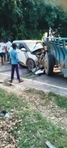 भेड़िहारी वाल्मीकि चौक पर तेज रफ्तार कार ने खड़े ट्रैक्टर में मारी टक्कर, एक घायल