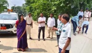डीएम ने इंची-टेप लेकर निर्माणाधीन कार्यों का किया निरीक्षण, धीमी गति पर ठेकेदार को लगाई फटकार