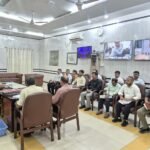 प्रधानमंत्री सूर्य घर मुफ्त बिजली योजना में तेजी लाने का जिलाधिकारी ने दिए निर्देश