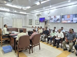 प्रधानमंत्री सूर्य घर मुफ्त बिजली योजना में तेजी लाने का जिलाधिकारी ने दिए निर्देश