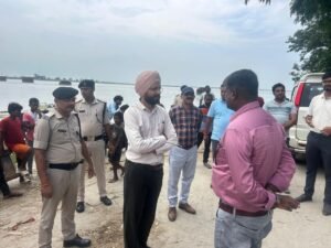 बगहा अनुमंडल क्षेत्र में तटबंधों एवं घाटों का जिला पदाधिकारी ने किया निरीक्षण