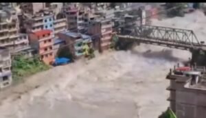 नेपाल में अचानक आई बाढ़ से गंडक नदी के किनारे चिंता, जिला प्रशासन अलर्ट पर