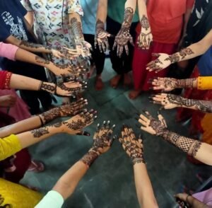 बृहद आश्रय गृह में मेहंदी प्रतियोगिता का भव्य आयोजन