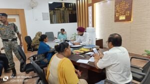 जनसुनवाई में जिला पदाधिकारी ने सुनीं 58 शिकायतें