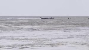 फ्लड फाइटिंग के काम के दौरान गंगा में पलटी मजदूरों से भरी नाव, 11 लोग थे सवार