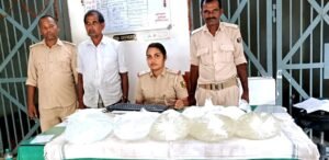 तुरकौलिया पुलिस ने 80 लीटर देसी चुलाई शराब के साथ धंधेबाज को किया गिरफ्तार