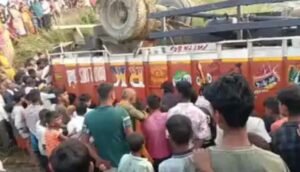 सड़क पर पलटा शराब से लदा ट्रक, बोतलें लूटने उमड़ी भीड़