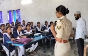 स्कूलों में पहुंची “पुलिस दीदी” टीम छात्र-छात्राओं को किया जागरूक