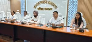 जनकल्याणकारी योजनाओं का प्रभावी क्रियान्वयन एवं समयबद्ध निष्पादन सुनिश्चित करें: जिला पदाधिकारी