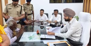 जनसुनवाई में जिला पदाधिकारी ने सुनीं 63 शिकायतें