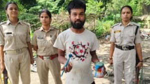 मोतिहारी में पोस्ट लिखने वाला पेंटर गिरफ्तार, पेंट का डब्बा और ब्रश बरामद