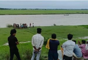 बागमती नदी की उप धारा में नाव पलटी, हादसे के बाद 15 वर्षीय लड़की लापता