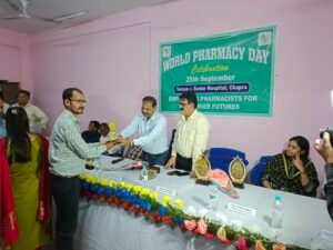 विश्व फार्मासिस्ट दिवस पर एकमा सीएचसी के फार्मासिस्ट नितेश कुमार सम्मानित