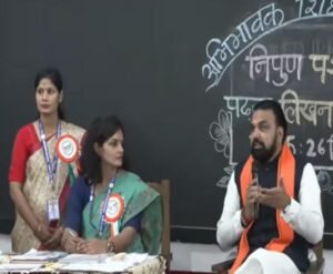महिला प्रिंसिपल के बगल में बैठ सीएम सम्राट ने छात्र-छात्राओं से जाना हाल