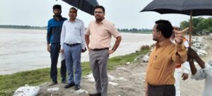 बढ़ते जलस्तर के मद्देनजर तटबंधों का निरीक्षण