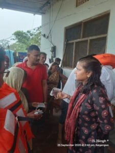 बढ़ते जलस्तर को देखते हुए प्रभावित परिवारों को सुरक्षित स्थान पर पहुंचाया जा रहा है