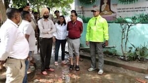 जिला पदाधिकारी ने बगहा अनुमंडल क्षेत्र का भ्रमण कर बढ़ते जलस्तर का लिया जायजा