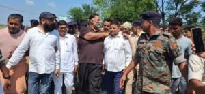 बगहा में बाढ़ का जायजा लेने पहुंचे सांसद पप्पू यादव, तटबंध टूटने पर सरकार और विभाग पर साधा निशाना