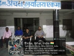सारण शिक्षक निर्वाचन क्षेत्र के चुनाव के लिए मतदान कर्मी और पुलिस पदाधिकारी अपने-अपने केंद्रों पर पहुंचे