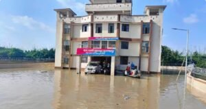 गंडक के उफान से हाहाकार, थाना परिसर में घुसा तीन फीट पानी, नाव से निकाले गए पुलिसकर्मी